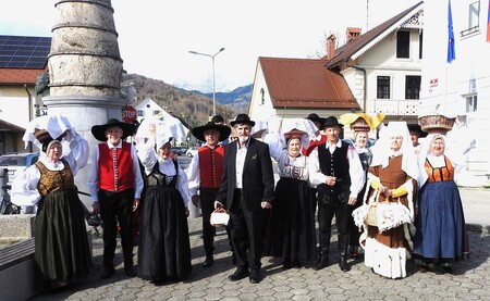 Posnetek je nastal na poti v cerkev  pred spomenikom skladatelju Davorinu Jenku